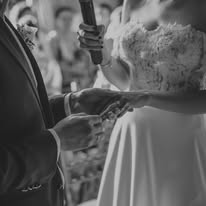 Novios tomados de la mano
